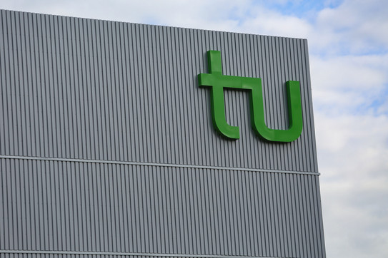 TU-Logo Das große Logo der TU an einem Gebäude.